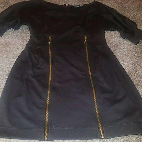 Woman's small dress. - Picture 3 of 3